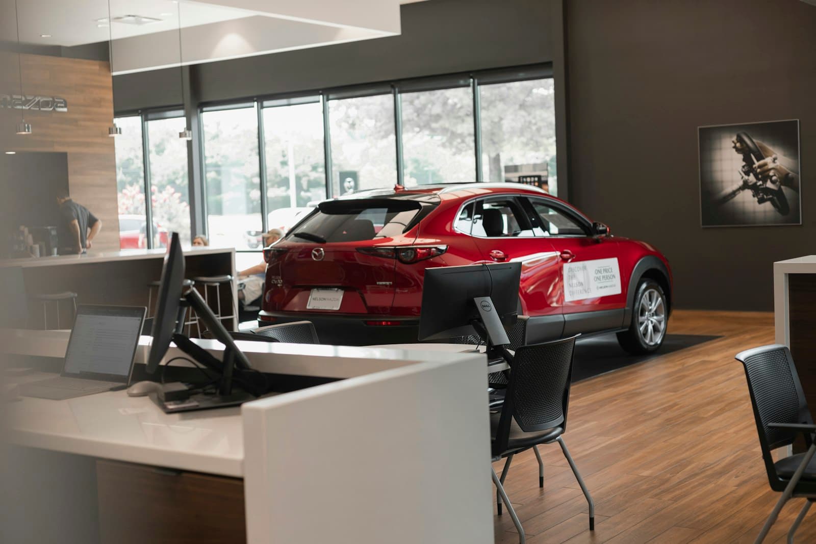 Automóvil rojo en una sala de exhibición