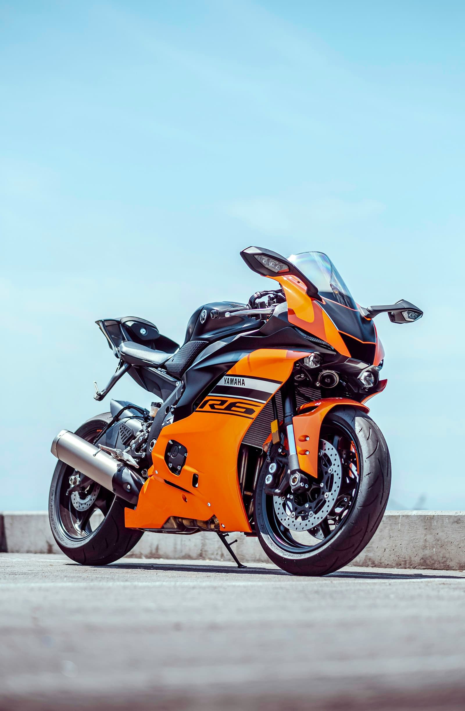Motocicleta deportiva naranja estacionada